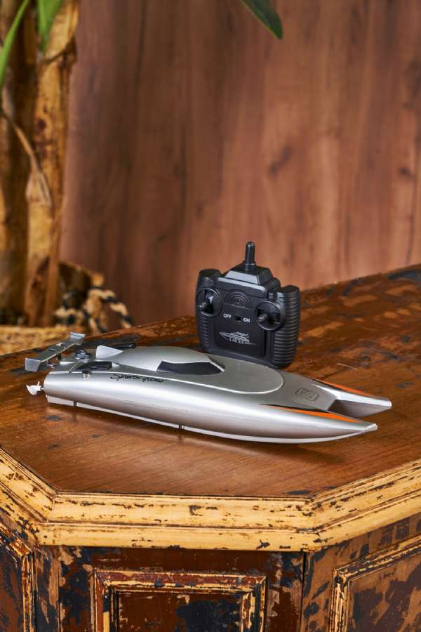 Remote Controlled Speedboat 