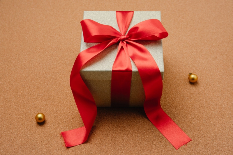 Make Your Loved Ones Happy with Expensive Office Gifts!